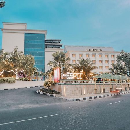 Truntum Padang Hotel Exterior foto