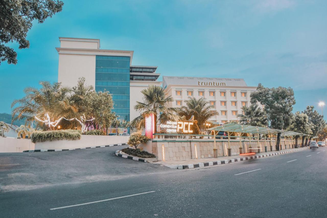 Truntum Padang Hotel Exterior foto