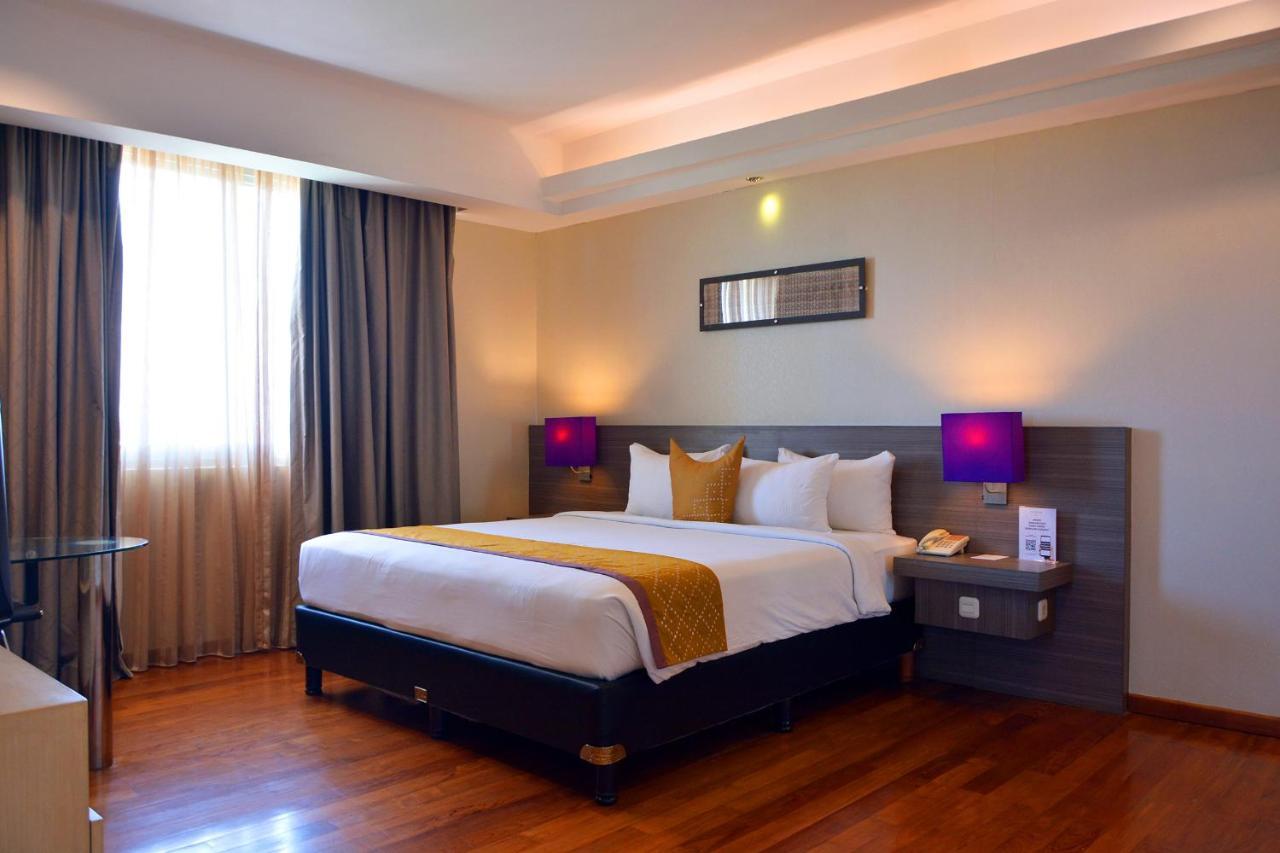 Truntum Padang Hotel Exterior foto