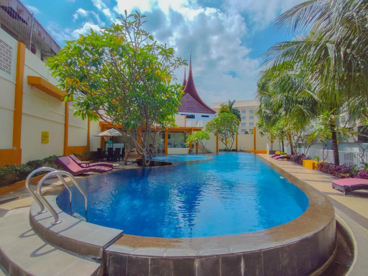 Truntum Padang Hotel Exterior foto