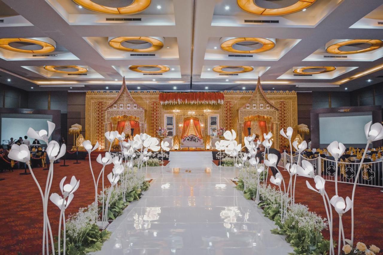 Truntum Padang Hotel Exterior foto