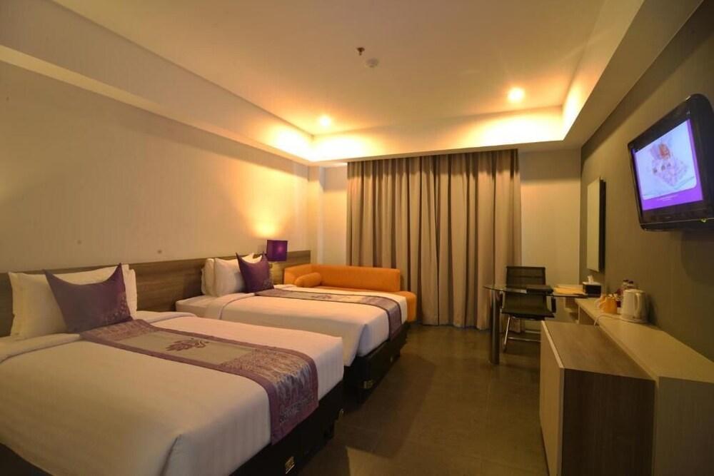 Truntum Padang Hotel Exterior foto